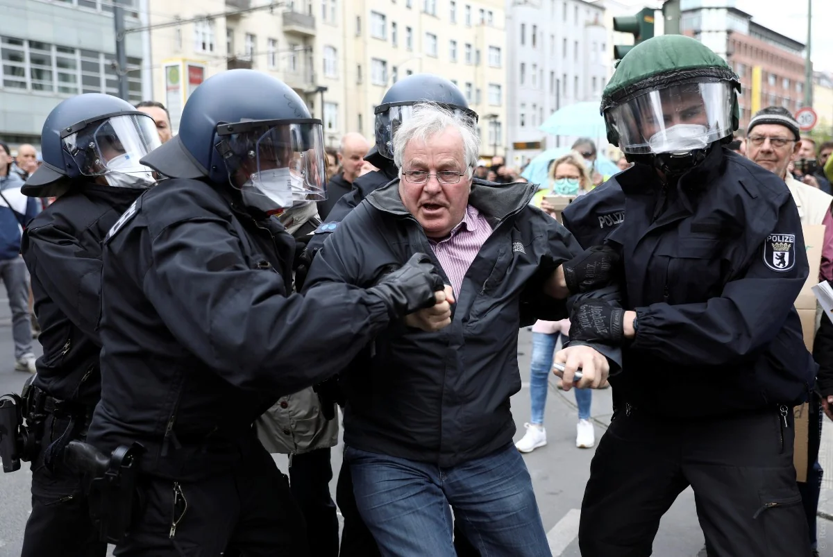 В Германии участники митинга против коронавирусных мер устроили беспорядки
