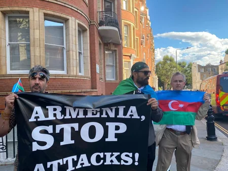 Britaniyadakı soydaşlarımız Ermənistanın Londondakı səfirliyi qarşısında piket keçiriblər