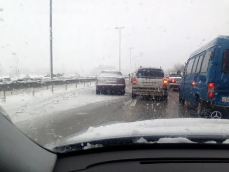 Güclü qar Bakı-Sumqayıt şossesində zəncirvari qəzaya səbəb olub