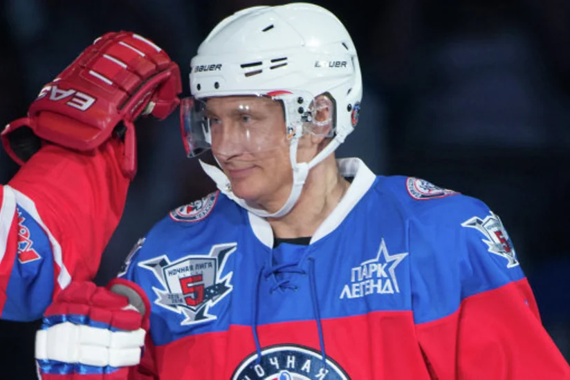 ​Путин сыграл в гала-матче Ночной хоккейной лиги в Сочи и забросил шайбу