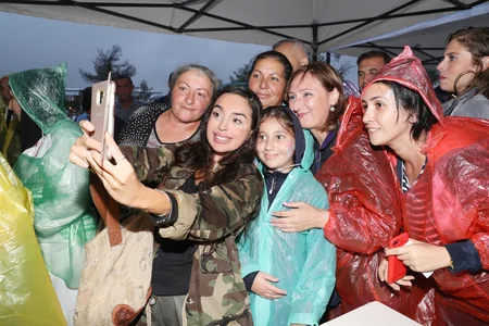 Leyla Əliyeva Üzüm və Şərab Festivalında təşkil edilən pavilyonlarla tanış olub - FOTO
