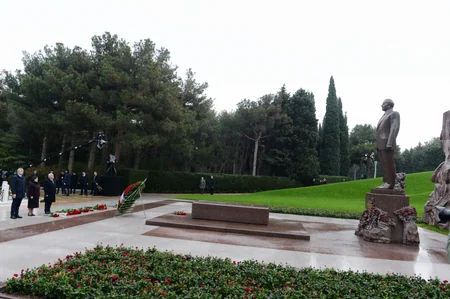 Azerbaijan's state and government officials pay respect to Great Leader Heydar Aliyev