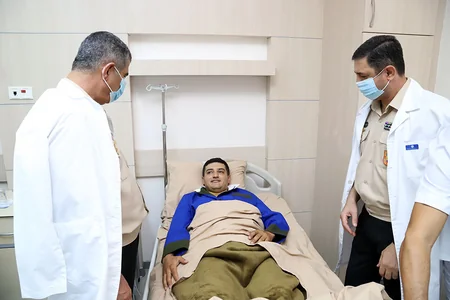 Müdafiə naziri hərbi hospitalda müalicə alan yaralılarla görüşüb