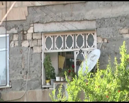 Göyçayın mərkəzində binanın fasadının daşları yerə tökülür: sakinlər təhlükə ilə üzləşib
