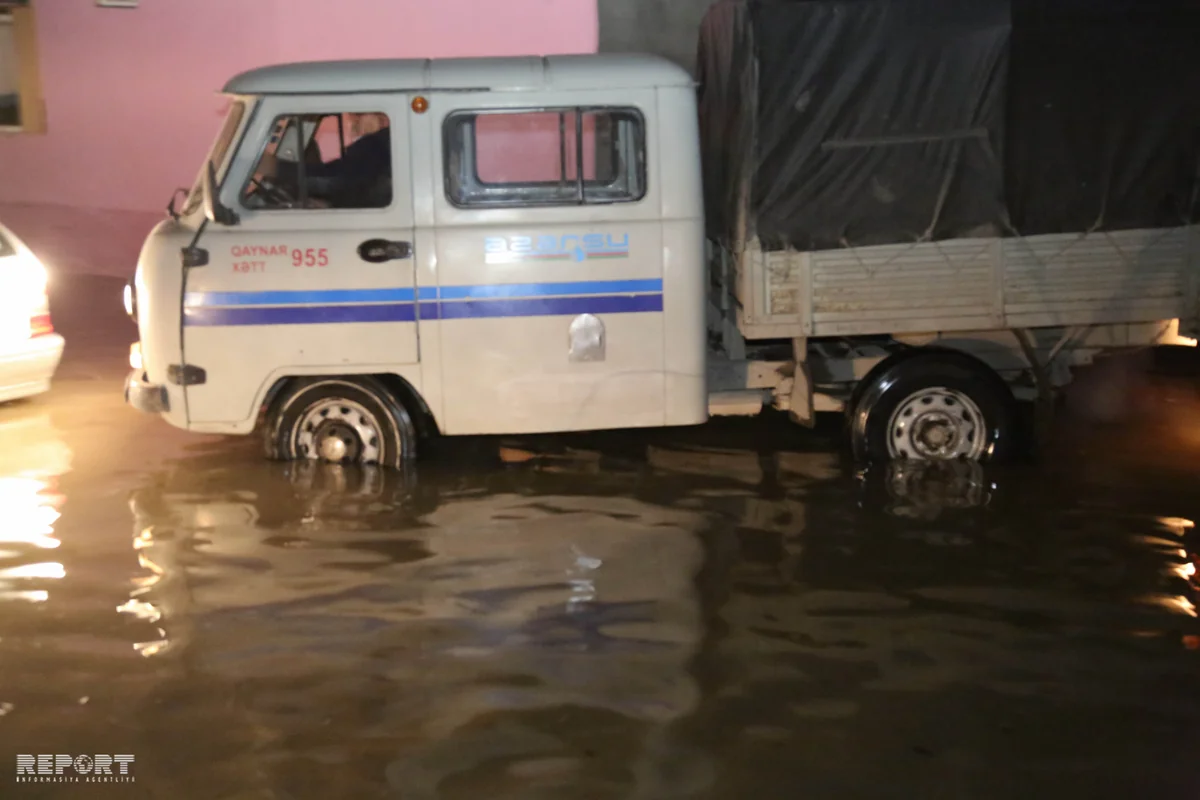 Sumqayıtda su borusunun partlaması nəticəsində yaşayış binasını su basıb