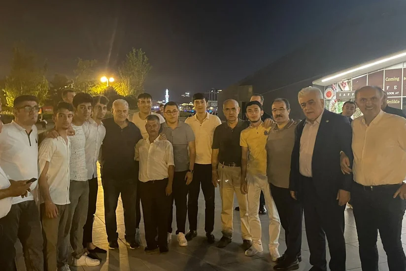 Türkiyənin sabiq Baş naziri azərbaycanlı gənclərlə bir arada