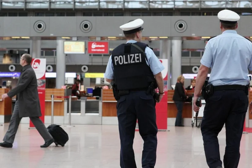 Неизвестный ранил ножом одного человека в аэропорту Дюссельдорфа