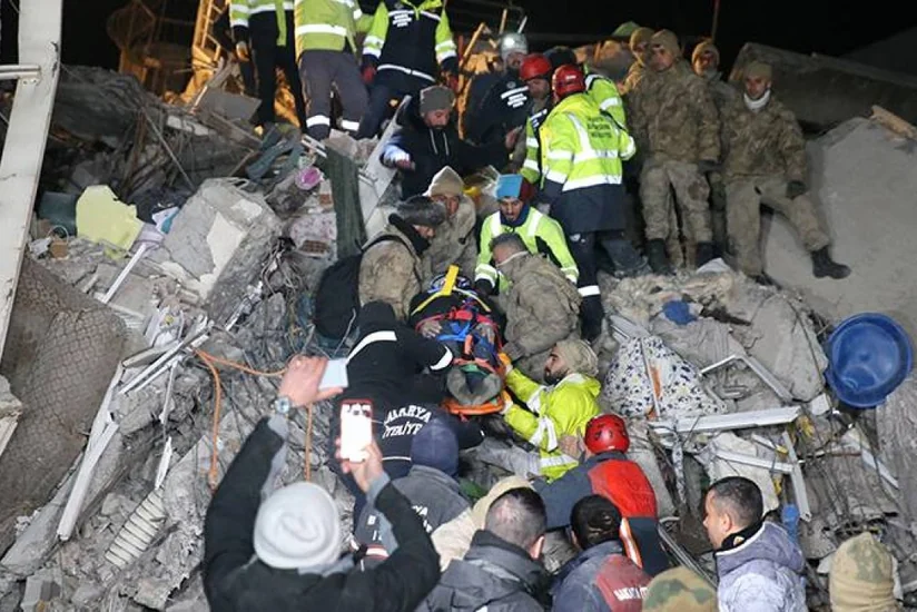 В Газиантепе из-под завалов обрушившегося здания спасли четырех человек