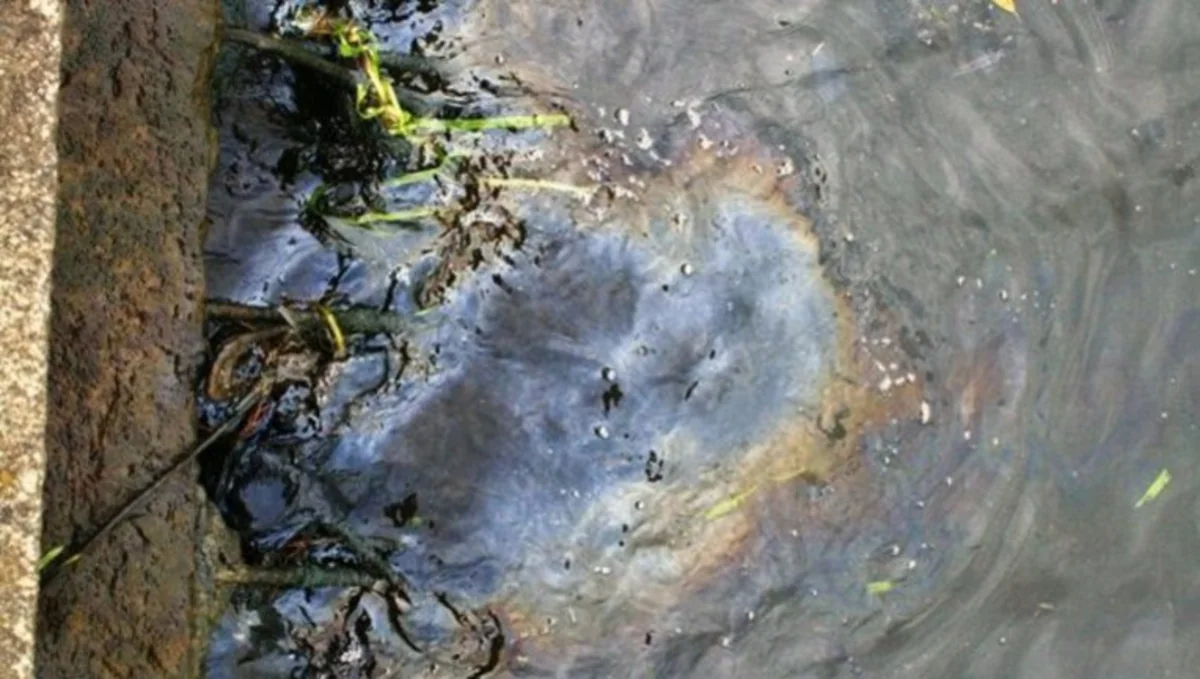 Oil spill near ExxonMobil drilling platform in Australia