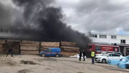 Ankarada mebel kombinatı yanıb