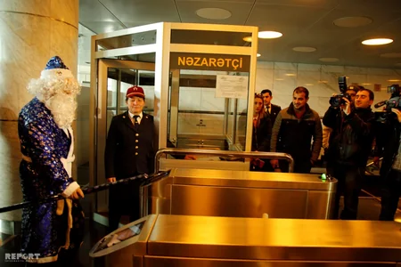 Bakı metrosunda Şaxta Baba və Qar Qız uşaqlara hədiyyə paylayır