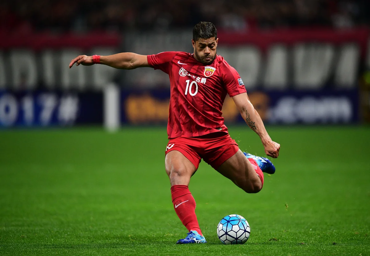 Tanınmış futbolçu Çin klubundan ayrıldı