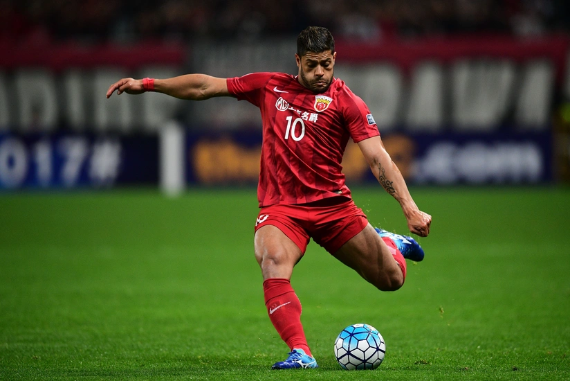 Tanınmış futbolçu Çin klubundan ayrıldı