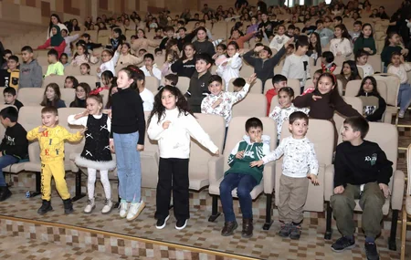 AHİK uşaqlar üçün bayram şənlikləri keçirir, sovqatlar paylayır