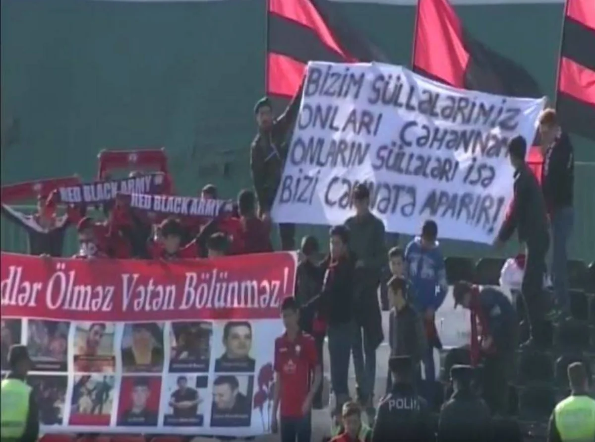 Qəbələ - Sumqayıt matçında aprel şəhidləri üçün pankart açılıb