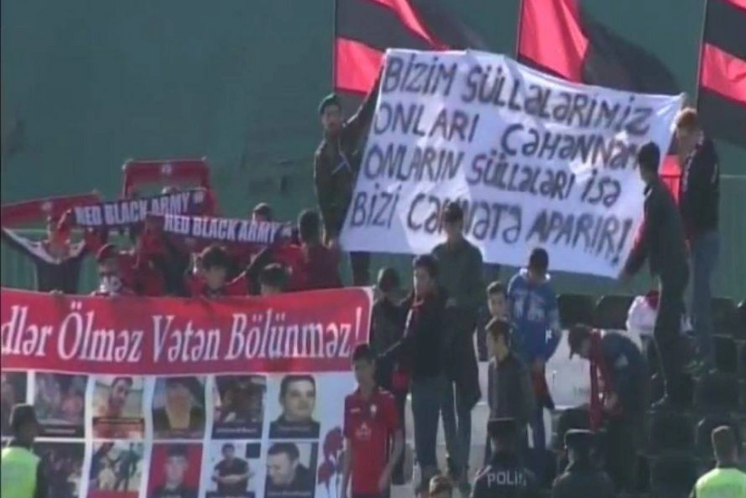 Qəbələ - Sumqayıt matçında aprel şəhidləri üçün pankart açılıb