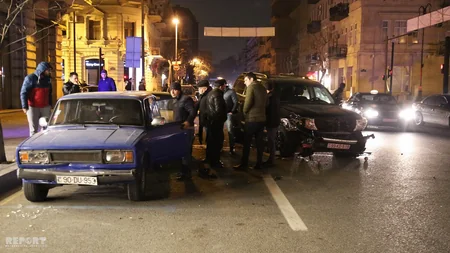 Bakıda sərxoş sürücü qəza törədib, sərnişin avtomobilin pəncərəsindən yerə düşüb - FOTO - VİDEO - YENİLƏNİB