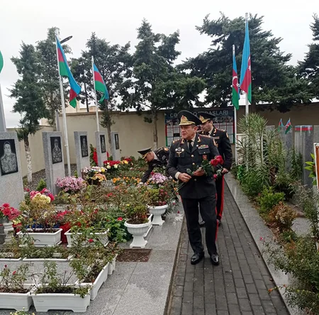Müdafiə Nazirliyinin zabit heyəti Zəfər Günü ilə bağlı İkinci Şəhidlər xiyabanını ziyarət edib