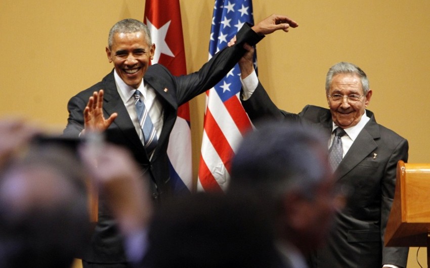 Raul Kastro Barak Obamanın əli ilə onun çiyninə vurmasına imkan verməyib – VİDEO
