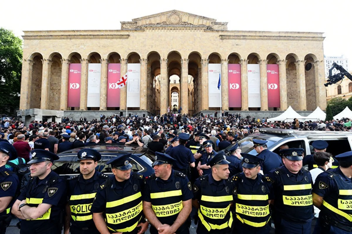 В Тбилиси возобновилась акция протеста у здания парламента