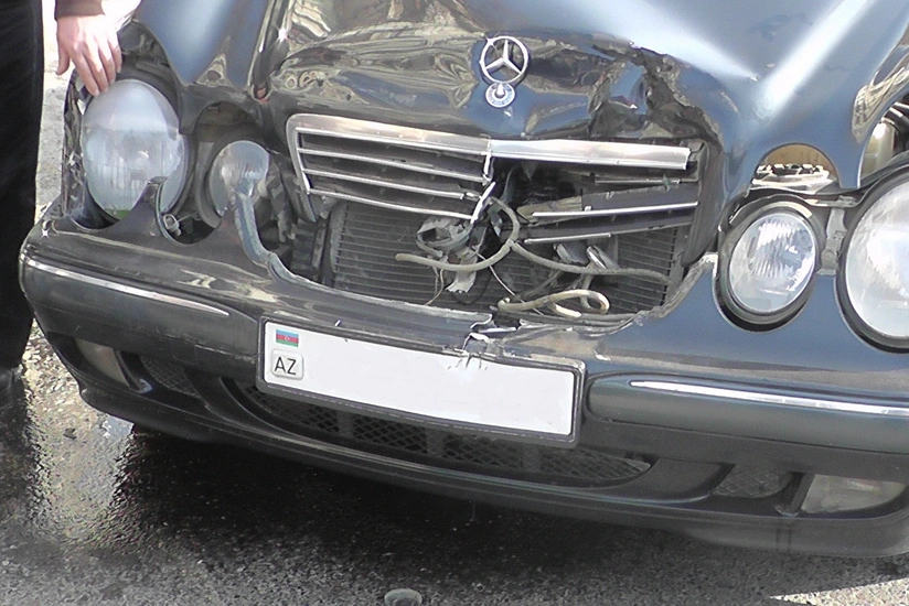 В результате столкновения двух автомобилей марки Mercedes в Баку погибли двое, ранены - четверо