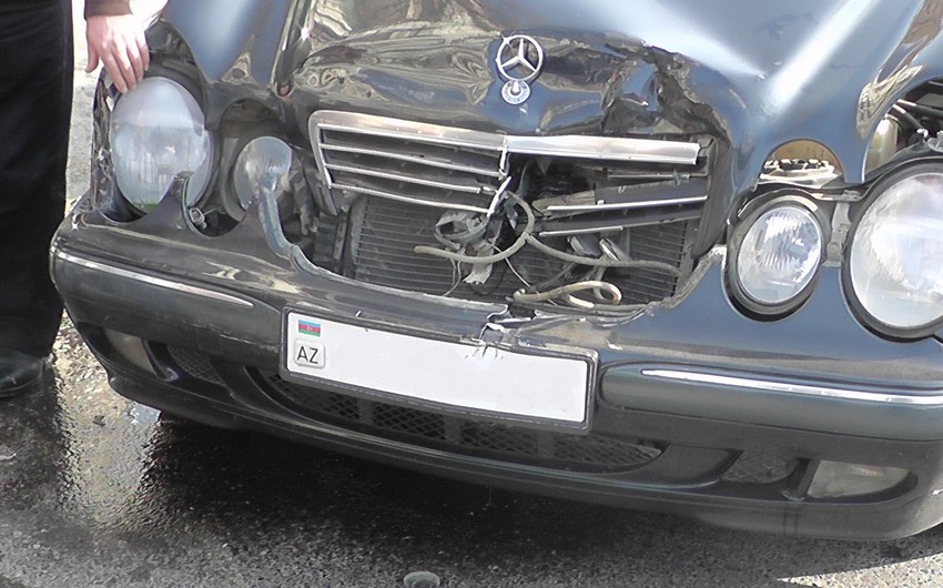 В результате столкновения двух автомобилей марки Mercedes в Баку погибли двое, ранены - четверо