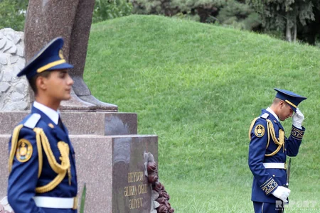 ATƏT PA-nın sədri Bakıda Fəxri xiyabanı ziyarət edib