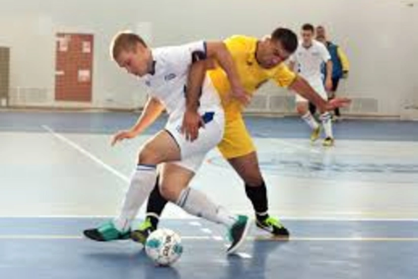 ​Rusiyada azərbaycanlı futbolçu oyun zamanı hakimi vurub