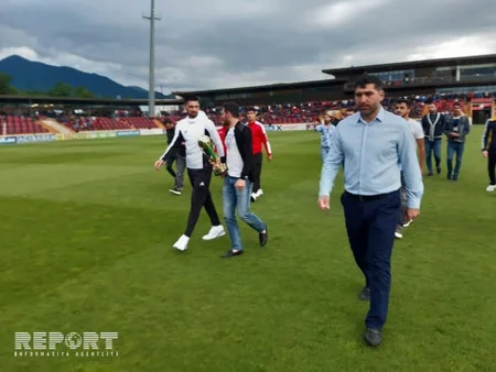Qəbələ komandası kuboku rayon əhalisinə təqdim edib - FOTO