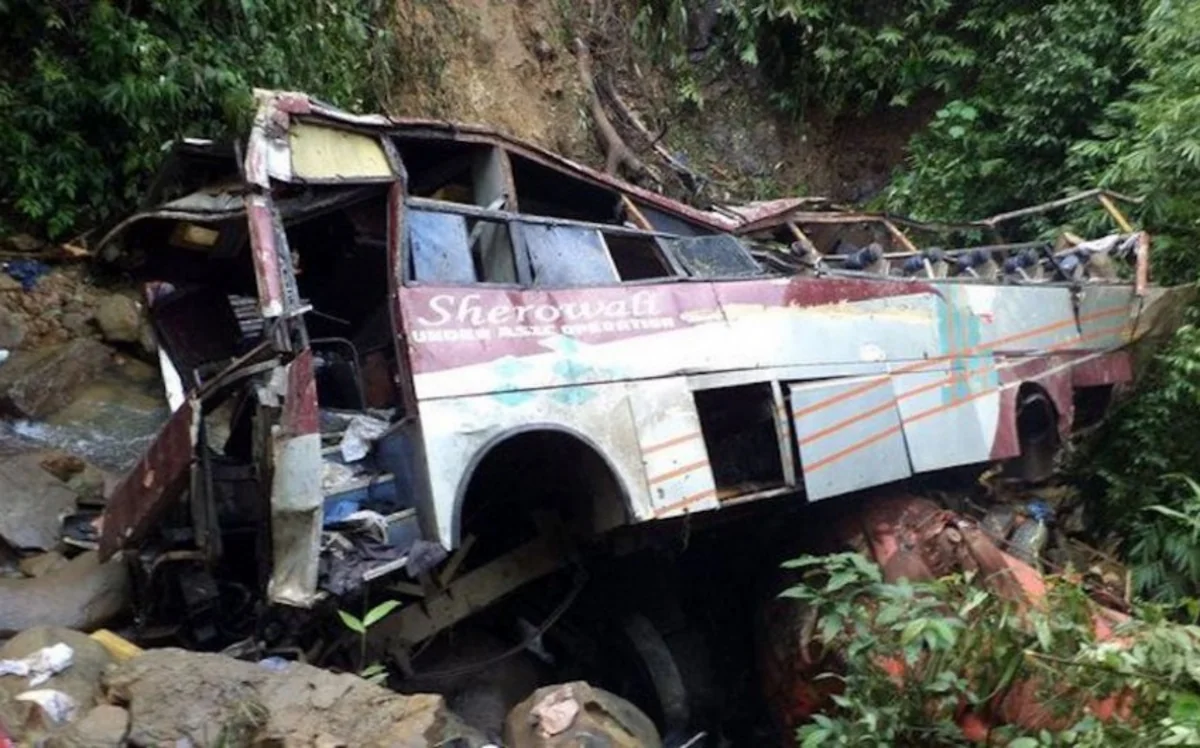 Bus falls into ravine in Mexico, leaving 10 dead