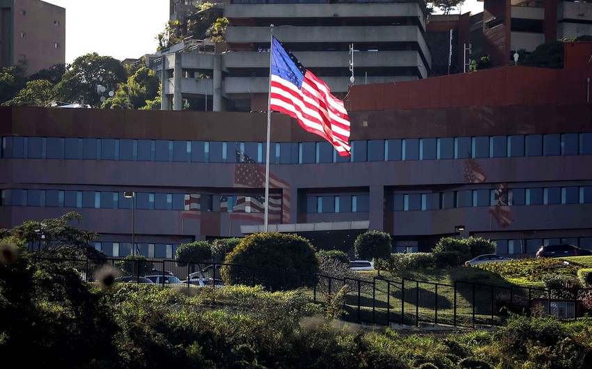 Amerika diplomatları Karakasdakı səfirliyi tərk ediblər