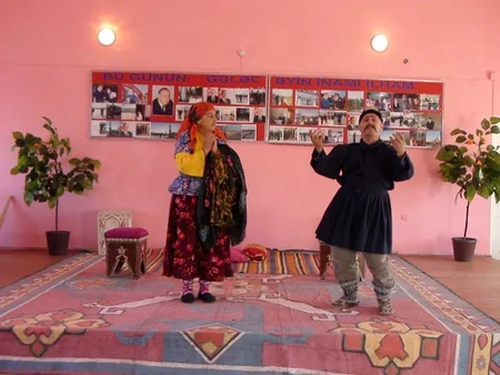 Füzuli Dövlət Dram Teatrı Hacı Qəmbər” komediyasını nümayiş etdirib