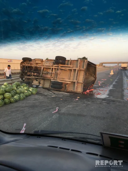 Yevlaxda qarpız daşıyan yük maşını aşaraq yolu kəsib - FOTO