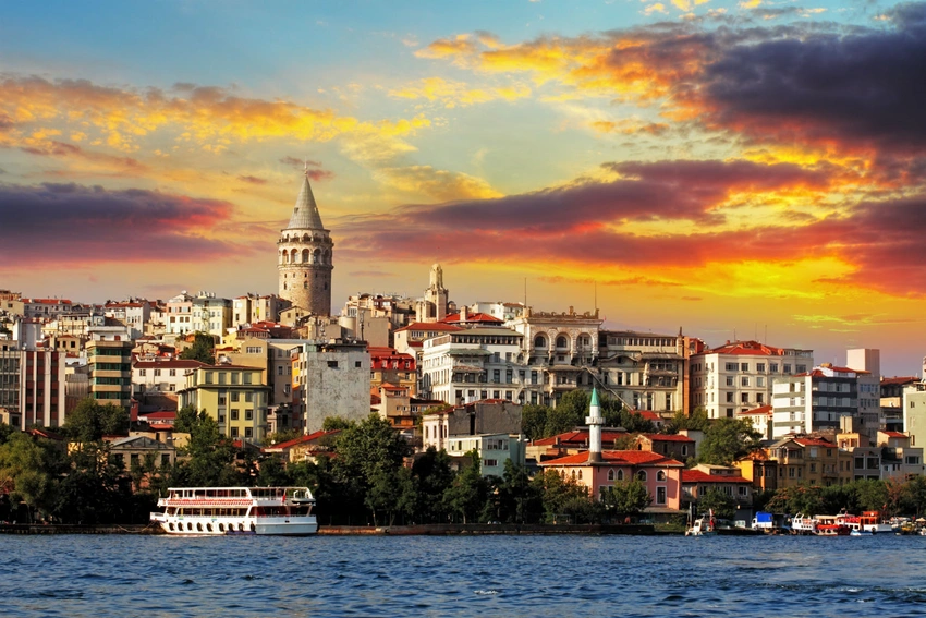 İstanbulda restoranın divarı çöküb, dörd nəfər xəsarət alıb