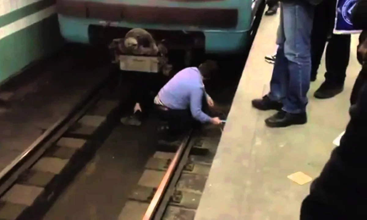 Житель Нардарана бросился под поезд в метро