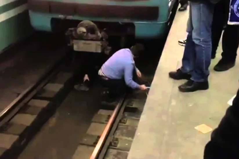 Житель Нардарана бросился под поезд в метро