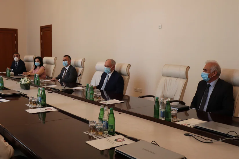 Oqtay Şirəliyev Kubadan gələn tibb heyəti ilə görüşüb