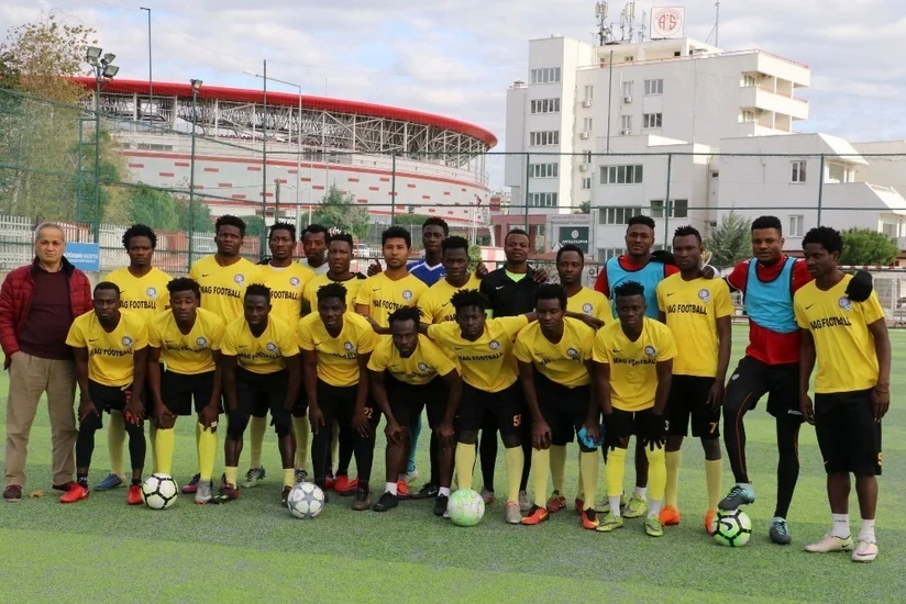 Türkiyəli menecer Afrika komandasının 22 futbolçusunu satmaq üçün Antalyaya gətirib