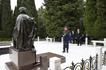 Türkiyənin ədliyyə naziri Fəxri və Şəhidlər xiyabanlarını ziyarət edib
