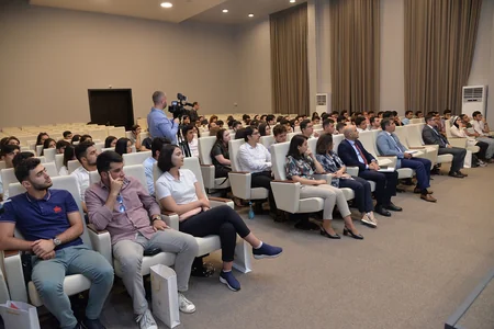 Təhsil Nazirliyində Macarıstan, Çin və Latviyada təhsil almaq üçün seçilmiş tələbələrlə görüş keçirilib