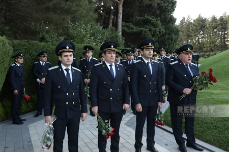 Kamran Əliyev prokurorluq işçilərinin peşə bayramı münasibətilə Fəxri xiyabanı ziyarət edib