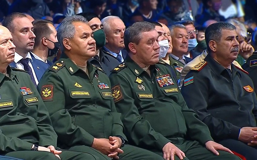 Müdafiə naziri hərbçilərimizin Tank biatlonu”nda final mübarizəsini izlədi