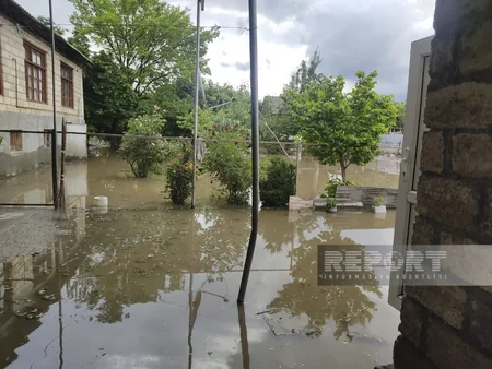 Qaxa dolu yağıb, yağış suları həyətlərə dolub