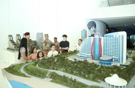 Şəhid ailələrinin üzvləri və müharibə veteranları Heydər Əliyev Mərkəzini ziyarət ediblər