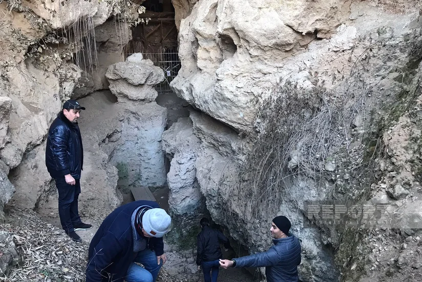 Большая группа иностранных путешественников побывала в Азыхской пещере