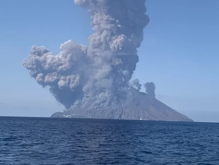 İtaliyada Stromboli adasında güclü vulkan püskürüb, ölən və xəsarət alan var