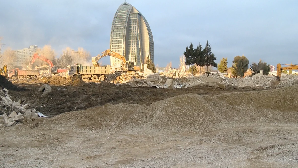 Bakıda sökülən Araz hotelinin yerində yeni yol salınır - VİDEO