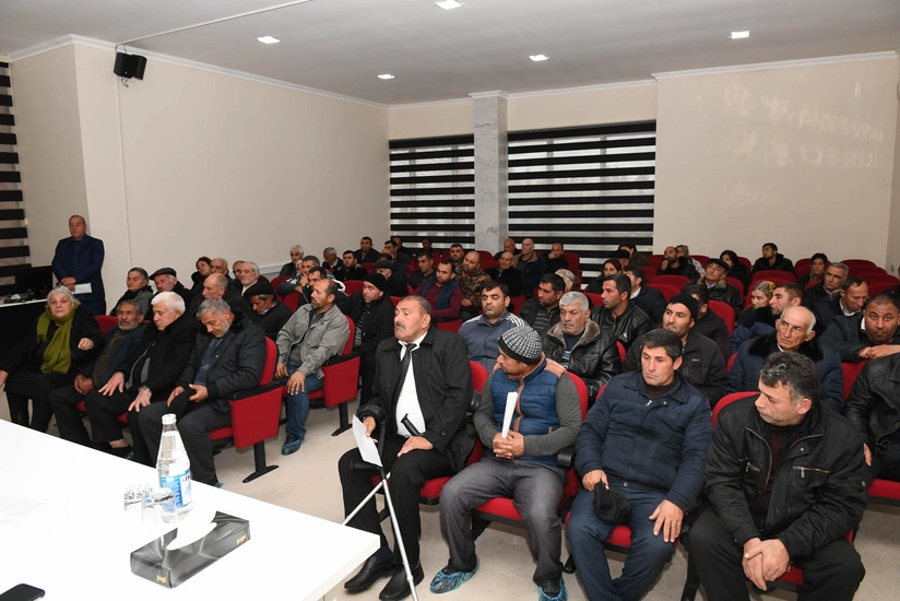 Rövşən Rzayev Beyləqanda məcburi köçkünləri qəbul edib