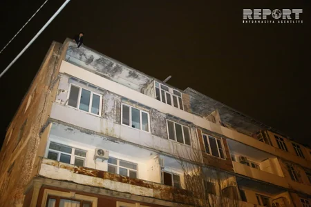 Bakıda özünü bıçaqlayaraq binadan yerə atmaq istəyən şəxs xilas edilib - FOTO - VİDEO - YENİLƏNİB