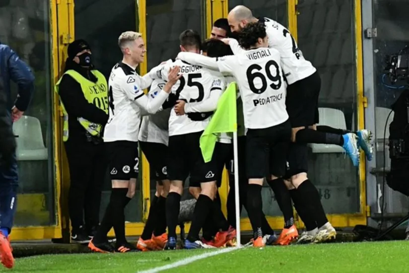 Милан неожиданно проиграл Специи в матче Серии А